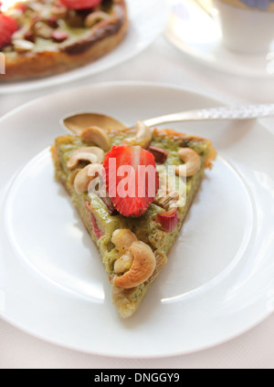 Gâteau fait maison avec des fraises , la rhubarbe et noix de cajou Banque D'Images