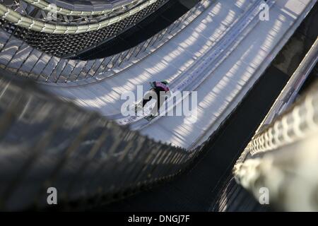 Oberstdorf, Allemagne. 28 Dec, 2013. Robert Kranjec de Slovénie est dans la piste d'élan du saut au cours de la première étape des quatre Hills ski compétition de sauts à Oberstdorf, Allemagne, le 28 décembre 2013. Photo : Fredrik von Erichsen/dpa/Alamy Live News Banque D'Images