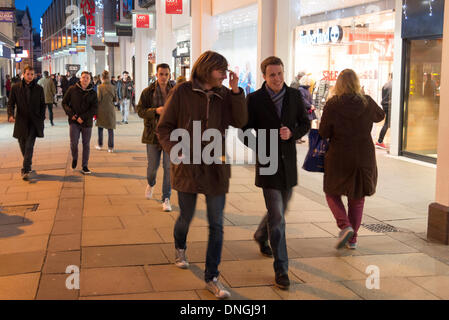 Cambridge, UK. Le 28 décembre 2013. Les rues restent occupés en fin d'après-midi que les gens recherchent des bonnes affaires dans les ventes d'hiver Cambridge UK Le 28 décembre 2013. La plupart des magasins sur la rue étaient encore offrant gros rabais et la ville était occupé avec les consommateurs tous les jours, même en début de soirée. Julian crédit Eales/Alamy Live News Banque D'Images