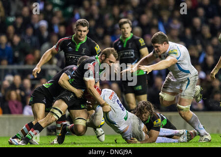 Londres, Royaume-Uni. 28 Dec, 2013. L'Exeter Tom Johnson abordés par Chris ROBSHAW d'Arlequins au cours de l'Aviva Premiership match entre les Harlequins et Exeter Chiefs de stade de Twickenham Credit : Action Plus Sport/Alamy Live News Banque D'Images