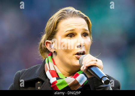 Londres, Royaume-Uni. 28 Dec, 2013. Gagnant de X Factor Sam Bailey effectue avant l'Aviva Premiership match entre les Harlequins et Exeter Chiefs de stade de Twickenham Credit : Action Plus Sport/Alamy Live News Banque D'Images