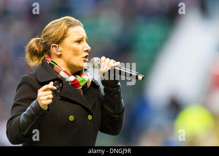 Londres, Royaume-Uni. 28 Dec, 2013. Gagnant de X Factor Sam Bailey effectue avant l'Aviva Premiership match entre les Harlequins et Exeter Chiefs de stade de Twickenham Credit : Action Plus Sport/Alamy Live News Banque D'Images