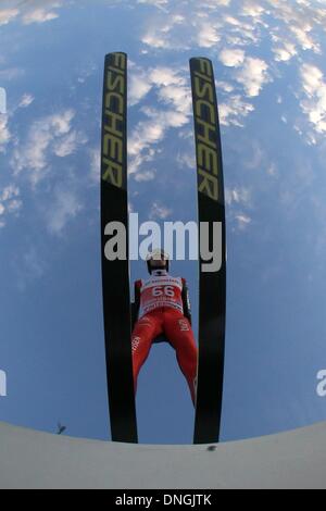 Oberstdorf, Allemagne. 28 Dec, 2013. Simon Ammann de la Suisse s'élève dans l'air pendant la première étape des quatre Hills ski compétition de sauts à Oberstdorf, Allemagne, le 28 décembre 2013. Photo : Fredrik von Erichsen/dpa/Alamy Live News Banque D'Images