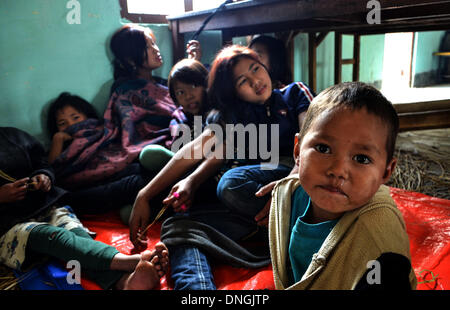 L'Assam, en Inde. 28 Dec, 2013. Rengma déplacées reste à la Naga kids camp de secours à l'école secondaire Borpathar une église après la libération des peuples (KPLT) attaque et tuent quatre Rengma Khuoni Naga à une église catholique dans le village de l'Inde du nord-est de l'état de l'Assam le Samedi, Décembre 28, 2013. Quatre personnes ont été tuées après la libération des peuples une église (KPLT) Khuoni Rengma militants l'attaque en villages, vendredi matin. Photo : Caisii NurPhoto Mao/Caisii Crédit : NurPhoto ZUMAPRESS.com/Alamy/MAO/Live News Banque D'Images