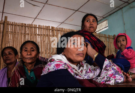 L'Assam, en Inde. 28 Dec, 2013. Personnes déplacées à l'Rengma femme Naga camp de secours à un Rengma femme Naga parler sur son téléphone au camp de secours à l'école secondaire Borpathar une église après la libération des peuples (KPLT) attaque et tuent quatre Rengma Khuoni Naga à une église catholique dans le village de l'Inde du nord-est de l'état de l'Assam le Samedi, Décembre 28, 2013. Quatre personnes ont été tuées après la libération des peuples une église (KPLT) Khuoni Rengma militants l'attaque en villages, vendredi matin. Photo : Caisii NurPhoto Mao/Caisii Crédit : NurPhoto ZUMAPRESS.com/Alamy/MAO/Live News Banque D'Images