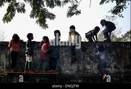 L'Assam, en Inde. 28 Dec, 2013. Rengma déplacées kids play Naga sur un mur dans un camp de secours à l'école secondaire Borpathar une église après la libération des peuples (KPLT) attaque et tuent quatre Rengma Khuoni Naga à une église catholique dans le village de l'Inde du nord-est de l'état de l'Assam le Samedi, Décembre 28, 2013. Quatre personnes ont été tuées après la libération des peuples une église (KPLT) Khuoni Rengma militants l'attaque en villages, vendredi matin. Photo : Caisii NurPhoto Mao/Caisii Crédit : NurPhoto ZUMAPRESS.com/Alamy/MAO/Live News Banque D'Images