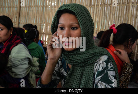 L'Assam, en Inde. 28 Dec, 2013. Un Rengma femme Naga parler sur son téléphone au camp de secours à l'école secondaire Borpathar une église après la libération des peuples (KPLT) attaque et tuent quatre Rengma Khuoni Naga à une église catholique dans le village de l'Inde du nord-est de l'état de l'Assam le Samedi, Décembre 28, 2013. Quatre personnes ont été tuées après la libération des peuples une église (KPLT) Khuoni Rengma militants l'attaque en villages, vendredi matin. Photo : Caisii NurPhoto Mao/Caisii Crédit : NurPhoto ZUMAPRESS.com/Alamy/MAO/Live News Banque D'Images