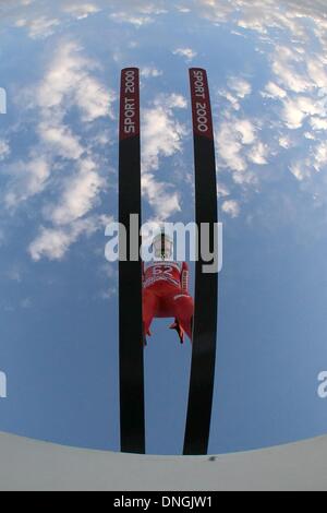 Oberstdorf, Allemagne. 28 Dec, 2013. Jan Ziobro de Pologne s'élance dans l'air pendant la première étape des quatre Hills ski compétition de sauts à Oberstdorf, Allemagne, le 28 décembre 2013. Photo : Fredrik von Erichsen/dpa/Alamy Live News Banque D'Images