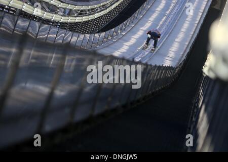 Oberstdorf, Allemagne. 28 Dec, 2013. Kamil Stoch de Pologne s'élance dans l'air pendant la première étape des quatre Hills ski compétition de sauts à Oberstdorf, Allemagne, le 28 décembre 2013. Photo : Fredrik von Erichsen/dpa/Alamy Live News Banque D'Images