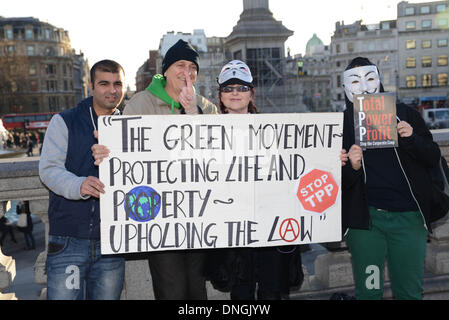 Londres, Royaume-Uni. Le 28 décembre 2013. Les manifestants tiennent des pancartes et des banderoles à Londres contre l'accord, partenariat transpacifique. Le secret autour de l'accord et les projets controversés publiés par Wikileaks ont été la cause de l'indignation contre la société. Londres,28 Dec 2013, Photo de voir Li/Alamy Live News Banque D'Images