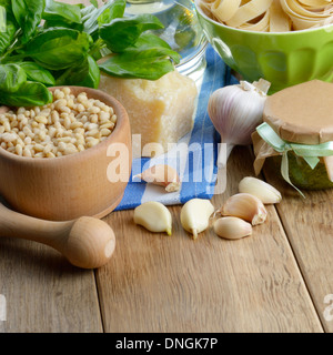 Les ingrédients et la sauce pesto sur la table de cuisine Banque D'Images