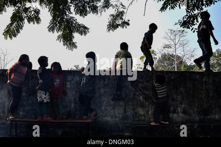 L'Assam, en Inde. 28 Dec, 2013. Rengma déplacées kids play Naga sur un mur dans un camp de secours à l'école secondaire Borpathar une église après la libération des peuples (KPLT) attaque et tuent quatre Rengma Khuoni Naga à une église catholique dans le village de l'Inde du nord-est de l'état d'Assam. Quatre personnes ont été tuées après la libération des peuples une église (KPLT) Khuoni Rengma militants l'attaque en villages, vendredi matin. Credit : Caisii ZUMAPRESS.com/Alamy NurPhoto/MAO/Live News Banque D'Images