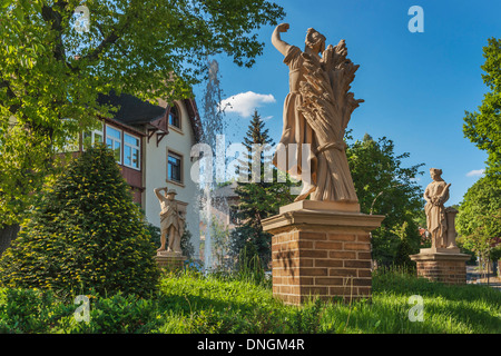 Le Fontainenplatz est agrémentée d'une fontaine et de la vie humaines grandeur des quatre saisons. Près de Dresden Radebeul, Saxe, Allemagne Banque D'Images