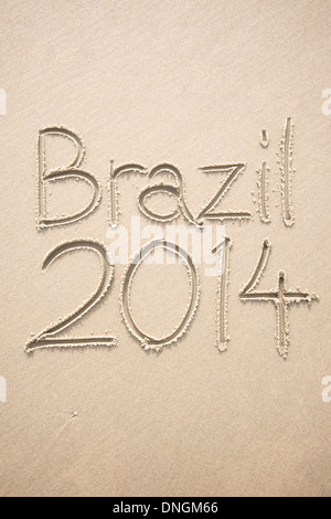 Brésil 2014 message manuscrit sur une plage de sable du Brésil Banque D'Images