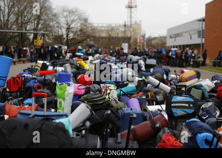 Strasbourg, France . 28 Dec, 2013. 30.000 pèlerins d'Europe et de l'arrivé à Strasbourg pour l'assemblée annuelle Réunion européenne de la jeunesse de la communauté œcuménique de Taizé. Cette année, la réunion de prières et méditations est tenu sous la devise "Pèlerinage de confiance sur la Terre".Strasbourg, France. Le 28 décembre 2013. Énorme quantité de bagages sont laissés à l'extérieur, tandis que les pèlerins s'inscrire à la réunion. Crédit : Michael Debets/Alamy Live News Banque D'Images