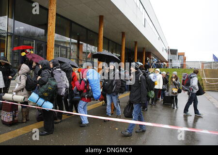 Strasbourg, France . 28 Dec, 2013. 30.000 pèlerins d'Europe et de l'arrivé à Strasbourg pour l'assemblée annuelle Réunion européenne de la jeunesse de la communauté œcuménique de Taizé. Cette année, la réunion de prières et méditations est tenu sous la devise "Pèlerinage de confiance sur la Terre".Strasbourg, France. Le 28 décembre 2013. Les pèlerins quittent le point d'alignement dans de fortes pluies, la position de leurs paroisses d'accueil, où ils en ont attribué une famille d'accueil. Crédit : Michael Debets/Alamy Live News Banque D'Images