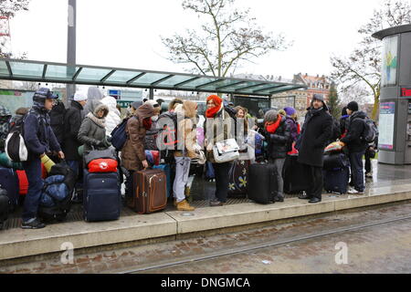 Strasbourg, France . 28 Dec, 2013. 30.000 pèlerins d'Europe et de l'arrivé à Strasbourg pour l'assemblée annuelle Réunion européenne de la jeunesse de la communauté œcuménique de Taizé. Cette année, la réunion de prières et méditations est tenu sous la devise "Pèlerinage de confiance sur la Terre".Strasbourg, France. Le 28 décembre 2013. Les pèlerins attendent sur un arrêt de tramway. Crédit : Michael Debets/Alamy Live News Banque D'Images