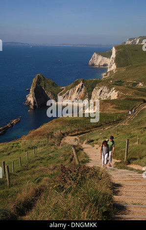 Les promeneurs sur le sentier du littoral entre Lulworth Cove et Durdle Door, Dorset, England, UK Banque D'Images