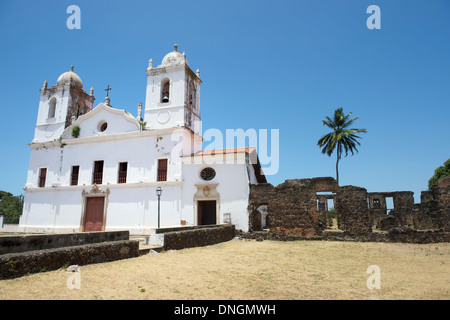 Simple typique église coloniale blanche avec vestiges de pierre en alcantara Nordeste Brasil Banque D'Images