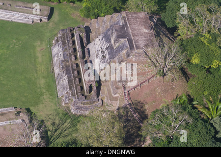 Vue aérienne d'Altun Ha, ruines mayas dans la jungle tropicale du Belize Banque D'Images