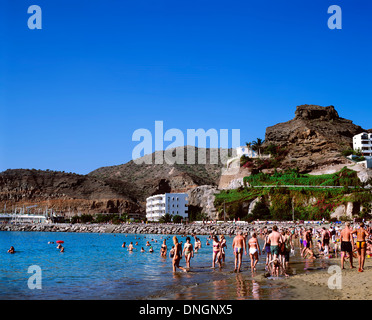 Les vacanciers sur la plage, Puerto Rico, Gran Canaria, Espagne Banque D'Images