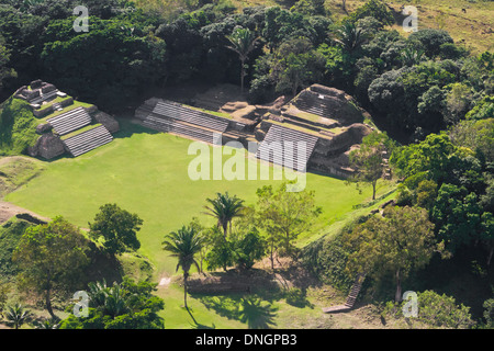 Vue aérienne d'Altun Ha, ruines mayas dans la jungle tropicale du Belize Banque D'Images