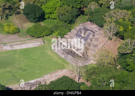 Vue aérienne d'Altun Ha, ruines mayas dans la jungle tropicale du Belize Banque D'Images