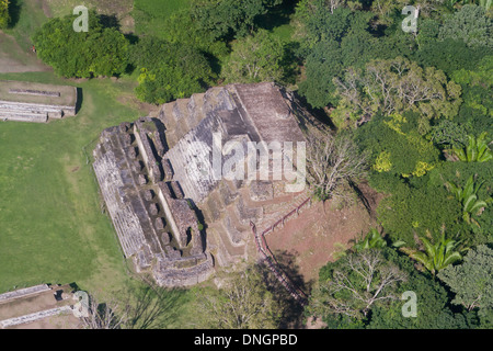 Vue aérienne d'Altun Ha, ruines mayas dans la jungle tropicale du Belize Banque D'Images