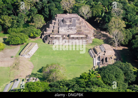 Vue aérienne d'Altun Ha, ruines mayas dans la jungle tropicale du Belize Banque D'Images