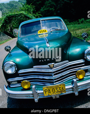 Un livre vert Plymouth taxi, pré-classique, en Amérique Castro Valley, deux Sœurs, Cuba Vinales Banque D'Images
