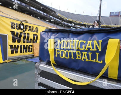 Tempe, AZ, États-Unis d'Amérique. 28 Dec, 2013. 28 décembre 2013, Tempe, AZ.Les Michigan Wolverines et Kansas State Les Chats Sauvages s'affronteront pour la première fois dans l'programsÃ¢â€"¢ histories : le samedi, 28 Décembre, 2013 dans le Buffalo Wild Wings Bol à Tempe, Arizona. (Crédit obligatoire : Jose Marin / MarinMedia.org / Cal Sport Media) (photographe complet, et de crédit crédit obligatoire) : csm/Alamy Live News Banque D'Images