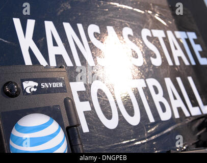 Tempe, AZ, États-Unis d'Amérique. 28 Dec, 2013. 28 décembre 2013, Tempe, AZ.Les Michigan Wolverines et Kansas State Les Chats Sauvages s'affronteront pour la première fois dans l'programsÃ¢â€"¢ histories : le samedi, 28 Décembre, 2013 dans le Buffalo Wild Wings Bol à Tempe, Arizona. (Crédit obligatoire : Jose Marin / MarinMedia.org / Cal Sport Media) (photographe complet, et de crédit crédit obligatoire) : csm/Alamy Live News Banque D'Images