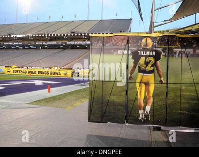 Tempe, AZ, États-Unis d'Amérique. 28 Dec, 2013. 28 décembre 2013, Tempe, AZ.Les Michigan Wolverines et Kansas State Les Chats Sauvages s'affronteront pour la première fois dans l'programsÃ¢â€"¢ histories : le samedi, 28 Décembre, 2013 dans le Buffalo Wild Wings Bol à Tempe, Arizona. (Crédit obligatoire : Jose Marin / MarinMedia.org / Cal Sport Media) (photographe complet, et de crédit crédit obligatoire) : csm/Alamy Live News Banque D'Images