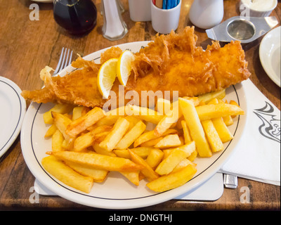 Excellent poisson et frites au célèbre café Magpie à Whitby Banque D'Images