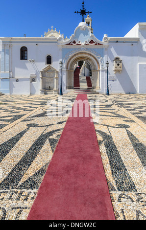 Extérieur avec tapis rouge entrée de l'église de Panagia Evangelistria, Tinos, l'île de Tinos, Cyclades, Grèce, Banque D'Images