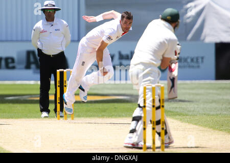 Melbourne, Australie. Dec 27, 2013. James Anderson à bowling ction pendant la journée au cours de la quatrième deux cendres test match entre l'Australie et l'Angleterre à la MCG - Lendemain de tester l'Australie contre l'Angleterre, MCG, Melbourne, Victoria, Australie. Credit : Action Plus Sport/Alamy Live News Banque D'Images