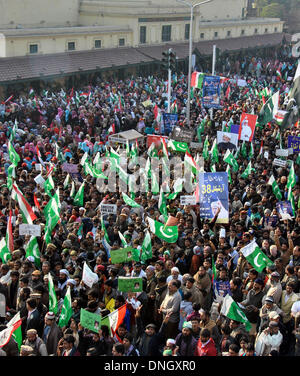 Lahore. Dec 29, 2013. Les partisans de l'Awami Pakistan Tehreek (PAT) assister à un rassemblement pour protester contre l'inflation, la corruption, le chômage et situation législative dans l'est de Lahore au Pakistan le 29 décembre 2013. Credit : Sajjad/Xinhua/Alamy Live News Banque D'Images