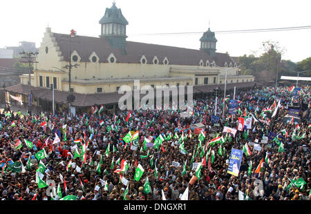 Lahore. Dec 29, 2013. Les partisans de l'Awami Pakistan Tehreek (PAT) assister à un rassemblement pour protester contre l'inflation, la corruption, le chômage et situation législative dans l'est de Lahore au Pakistan le 29 décembre 2013. Credit : Sajjad/Xinhua/Alamy Live News Banque D'Images