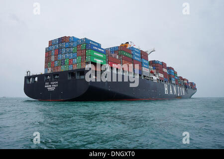 BATAM, INDONÉSIE, . Dec 29, 2013. 29 DÉCEMBRE : collision de deux camions-citernes MV.HANJIN ITALIE de pavillon libérien pèse GT.114,144 tonnes méthaniers en collision avec AL Gharrafa / C de l'Île Marshall pèse drapeau GT.136,410 tonne transport maritime international situé entre Singapour et Batam (Indonésie), qui a eu lieu le 28 décembre 2013 soirée . MV.HANJIN ITALIE cargo a quitté le port cargo Pasir Panjang , Singapour à la Chine , tandis que le méthanier / AL Gharrafa C a quitté le port de Ras Laffan au Qatar , au Japon . Credit : ZUMA Press, Inc./Alamy Live News Banque D'Images