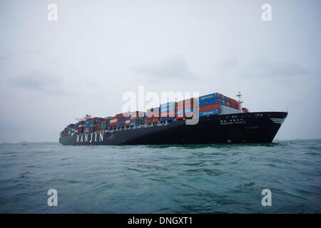 BATAM, INDONÉSIE, . Dec 29, 2013. 29 DÉCEMBRE : collision de deux camions-citernes MV.HANJIN ITALIE de pavillon libérien pèse GT.114,144 tonnes méthaniers en collision avec AL Gharrafa / C de l'Île Marshall pèse drapeau GT.136,410 tonne transport maritime international situé entre Singapour et Batam (Indonésie), qui a eu lieu le 28 décembre 2013 soirée . MV.HANJIN ITALIE cargo a quitté le port cargo Pasir Panjang , Singapour à la Chine , tandis que le méthanier / AL Gharrafa C a quitté le port de Ras Laffan au Qatar , au Japon . Credit : ZUMA Press, Inc./Alamy Live News Banque D'Images