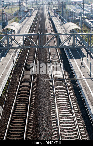 Vue de dessus de la gare vide et plate-forme avec deux lignes Banque D'Images