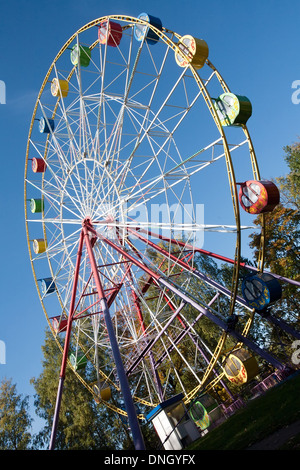 Grande roue multicolore plein écran sur fond de ciel bleu Banque D'Images