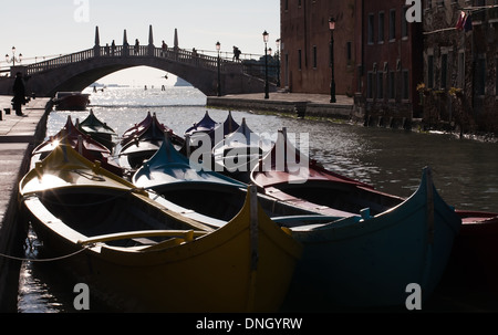 Libre de gondoles vénitiennes de couleur sur le canal de l'eau sur fond de ciel ensoleillé et pont Banque D'Images