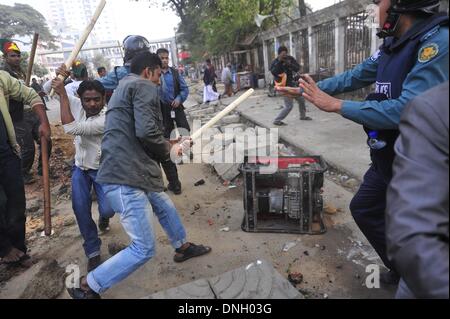 Dhaka, Bangladesh. Dec 29, 2013. Les partisans du Gouvernement bangladais vandaliser en face du club National de la presse au cours de l'affrontement avec BNP, la Marche pour la démocratie de protestation à Dhaka. Au moins 2 personnes sont mortes et plusieurs autres ont été blessés par les militants de l'opposition se sont affrontés avec les forces de sécurité tandis que le leader de l'Opposition, Khaleda Zia avait exhorté le peuple à converger à Dhaka pour assister à la BNP-led du rassemblement de l'alliance de l'opposition, à la suite d'un mars à Dhaka afin "de protéger la démocratie" et de faire échec à la 10e élection nationale prévue pour le 5 janvier 2014. Credit : ZUMA Press, Inc./Alamy Live News Banque D'Images