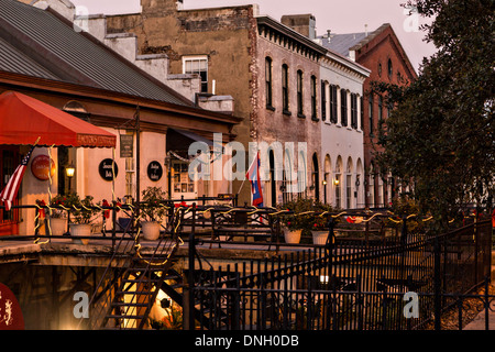 Les lumières de Noël décorer le bord de la rivière dans le quartier historique de Savannah, GA. Banque D'Images