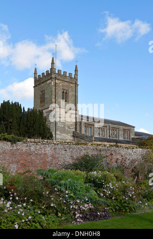 L'église Saint Pierre, vue depuis les jardins à Coughton Court, Alcester, Warwickshire, Angleterre. Banque D'Images