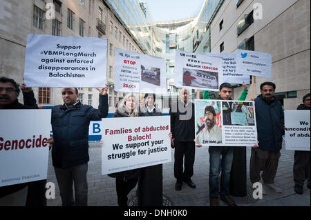 Portland Place, London, UK . Dec 29, 2013. Un groupe de manifestants se rassemblent à l'extérieur de BBC à l'appui d'une marche de protestation s'étendant sur plus de 1500km au Pakistan. Les militants font des milliers de personnes ont récemment été arrêtées ou ont disparu dans le Balouchistan par les agences de sécurité mais la BBC a consacré peu de la couverture médiatique des événements. Credit : Lee Thomas/Alamy Live News Banque D'Images