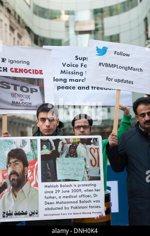Portland Place, London, UK . Dec 29, 2013. Un groupe de manifestants se rassemblent à l'extérieur de BBC à l'appui d'une marche de protestation s'étendant sur plus de 1500km au Pakistan. Les militants font des milliers de personnes ont récemment été arrêtées ou ont disparu dans le Balouchistan par les agences de sécurité mais la BBC a consacré peu de la couverture médiatique des événements. Credit : Lee Thomas/Alamy Live News Banque D'Images