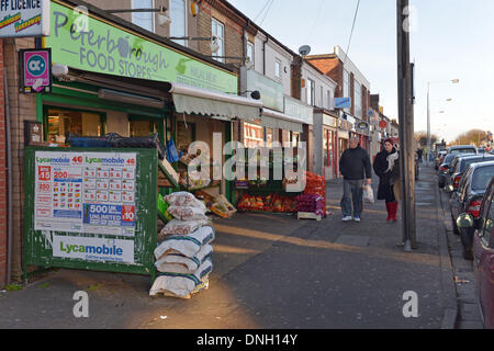 Peterborough, Cambridgeshire, UK . Dec 29, 2013. Lincoln Road à Peterborough est devenue le centre de nouvelles communautés d'essayer d'établir un accueil dans les East Midlands. Credit : Lovelylight/Alamy Live News Banque D'Images