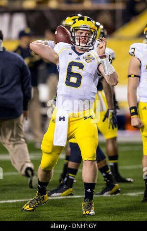 Tempe, Arizona, USA. 28 Dec, 2013. 28 décembre 2103 : Michigan Wolverines quarterback Brian Cleary (6) se réchauffe avant le Buffalo Wild Wings Bowl NCAA football match entre les Michigan Wolverines et le Kansas State Wildcats au Sun Devil Stadium de Tempe, AZ. Credit : csm/Alamy Live News Banque D'Images